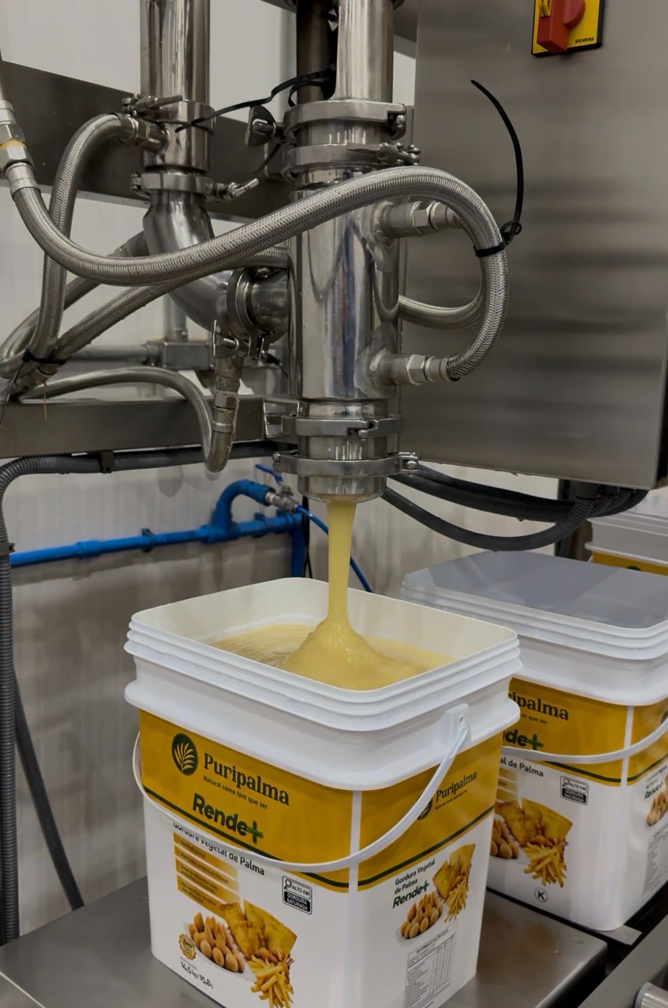 Envase de gordura vegetal de palma Puripalma Rende+ na linha de produção da Vila Nova Agroindustrial